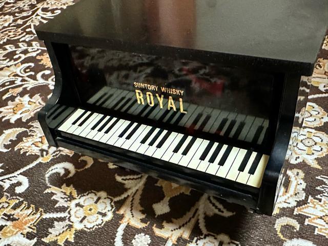 サントリーウイスキーローヤル特級ピアノ型ボトル < グルメ/ドリンク サントリーウイスキーローヤル特級ピアノ型ボトル < グルメ/ドリンクの