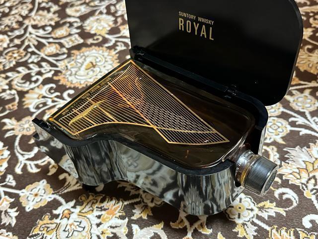 サントリーウイスキーローヤル特級ピアノ型ボトル < グルメ/ドリンク サントリーウイスキーローヤル特級ピアノ型ボトル < グルメ/ドリンクの