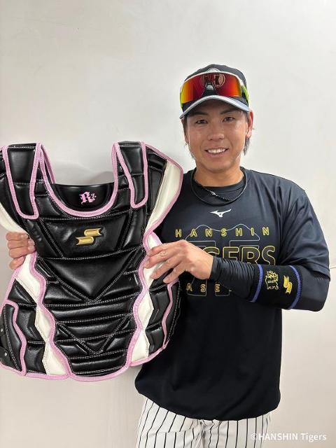 阪神タイガース】梅野 隆太郎選手 直筆サイン入りキャッチャー道具