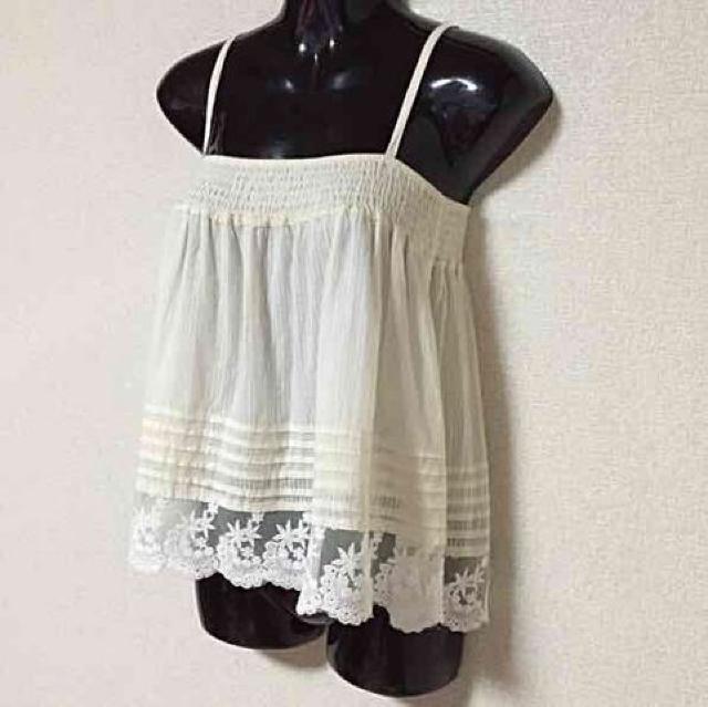 【新品/sango】ガーリィー/透かしストライプ柄裾レース付キャミ < ブランド  【新品/sango】ガーリィー/透かしストライプ柄裾レース付キャミ < ブランドの