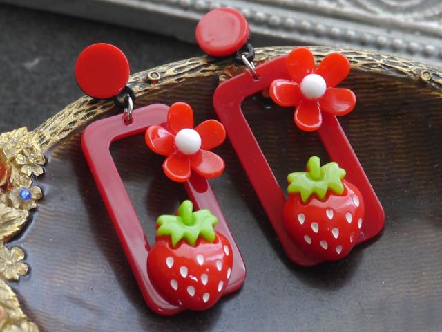 新品 アンティーク調ポップで可愛い苺ピアス < 女性アクセサリー/時計  新品 アンティーク調ポップで可愛い苺ピアス  < 女性アクセサリー/時計の