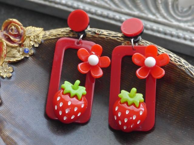 新品 アンティーク調ポップで可愛い苺ピアス < 女性アクセサリー/時計  新品 アンティーク調ポップで可愛い苺ピアス < 女性アクセサリー/時計の
