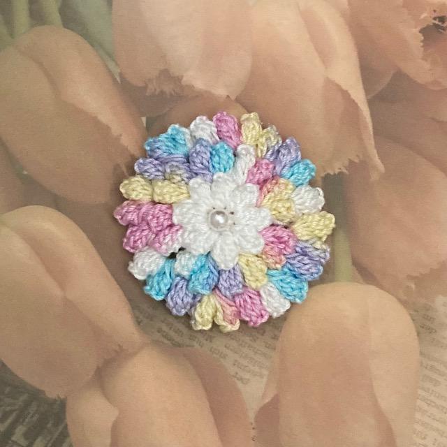 ハンドメイド♪レース編みダリア風お花モチーフのブローチ < 女性ファッション  ハンドメイド♪レース編みダリア風お花モチーフのブローチ  < 女性ファッションの