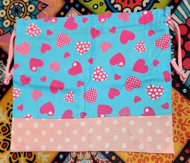 水色生地に可愛いハート柄と薄ピンク生地に白色水玉模様の生地を縫い合わせた巾着です。 < ペット/手芸/園芸 水色生地に可愛いハート柄と薄ピンク生地に白色水玉模様の生地を縫い合わせた巾着です。 < ペット/手芸/園芸の