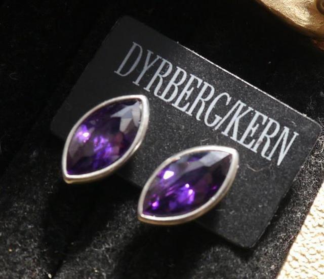 新品 DYRBERG/KERN ゴシックアンティーク調紫ストーンピアス < 女性アクセサリー/時計  新品 DYRBERG/KERN ゴシックアンティーク調紫ストーンピアス < 女性アクセサリー/時計の