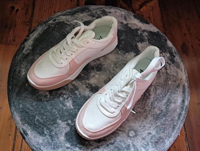 新品 25cm レディース スニーカー ホワイト シューズ 靴 ローカット < 女性ファッション  新品 25cm レディース スニーカー ホワイト シューズ 靴 ローカット  < 女性ファッションの