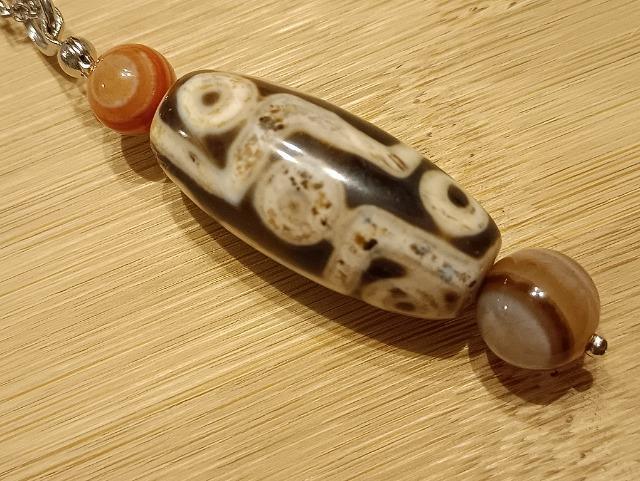 「強力な魔除けのお守り」ペンダントです。3、黒系九眼天珠と赤眼天眼石 < 女性アクセサリー/時計 「強力な魔除けのお守り」ペンダントです。3、黒系九眼天珠と赤眼天眼石 < 女性アクセサリー/時計の