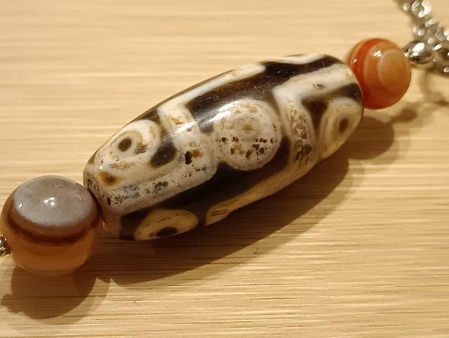 「強力な魔除けのお守り」ペンダントです。3、黒系九眼天珠と赤眼天眼石 < 女性アクセサリー/時計 「強力な魔除けのお守り」ペンダントです。3、黒系九眼天珠と赤眼天眼石 < 女性アクセサリー/時計の