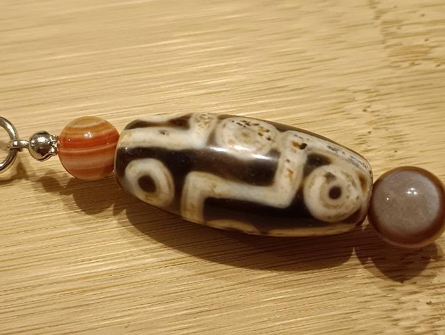 「強力な魔除けのお守り」ペンダントです。3、黒系九眼天珠と赤眼天眼石 < 女性アクセサリー/時計 「強力な魔除けのお守り」ペンダントです。3、黒系九眼天珠と赤眼天眼石 < 女性アクセサリー/時計の