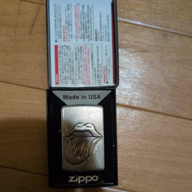 ロックバンド「ローリング・ストーンズ」のロゴがデザインされたZIPPOライターです。 < 男性アクセサリー/時計 ロックバンド「ローリング・ストーンズ」のロゴがデザインされたZIPPOライターです。 < 男性アクセサリー/時計の