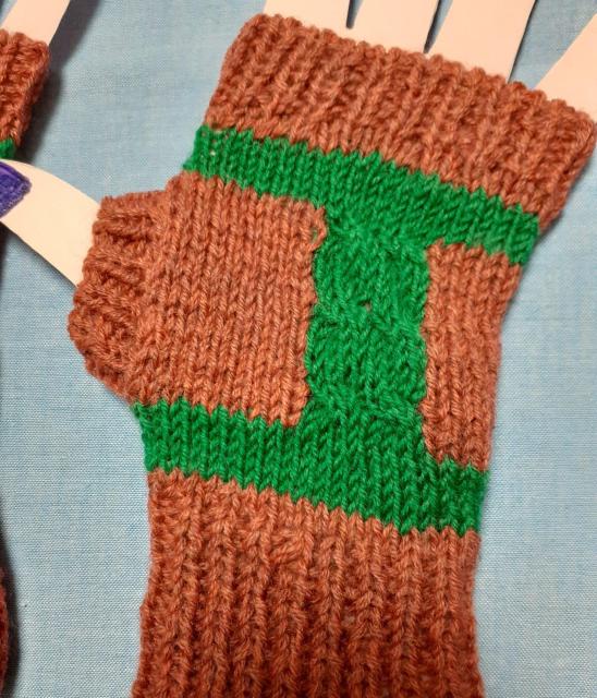 手編みのビビッドカラーを、組み合わせた指無し手袋 < 女性ファッション 手編みのビビッドカラーを、組み合わせた指無し手袋 < 女性ファッションの