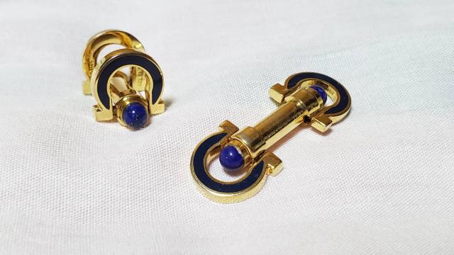 正規レア フェラガモ ガンチーニロゴ ロングシェイプカフス 金×青 カボションWボタン エンブレムアイコン < ブランド  正規レア フェラガモ ガンチーニロゴ ロングシェイプカフス 金×青 カボションWボタン エンブレムアイコン  < ブランドの