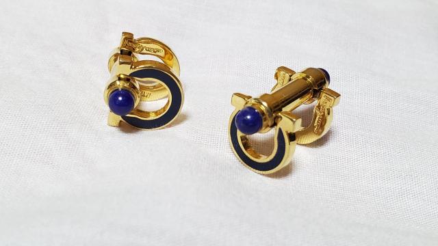 正規レア フェラガモ ガンチーニロゴ ロングシェイプカフス 金×青 カボションWボタン エンブレムアイコン < ブランド  正規レア フェラガモ ガンチーニロゴ ロングシェイプカフス 金×青 カボションWボタン エンブレムアイコン < ブランドの