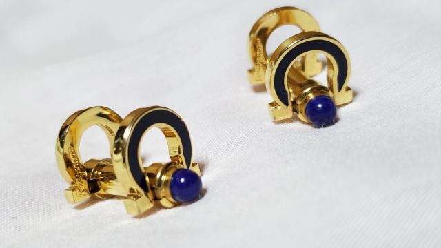 正規レア フェラガモ ガンチーニロゴ ロングシェイプカフス 金×青 カボションWボタン エンブレムアイコン < ブランド  正規レア フェラガモ ガンチーニロゴ ロングシェイプカフス 金×青 カボションWボタン エンブレムアイコン < ブランドの