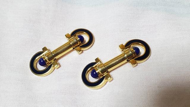 正規レア フェラガモ ガンチーニロゴ ロングシェイプカフス 金×青 カボションWボタン エンブレムアイコン < ブランド  正規レア フェラガモ ガンチーニロゴ ロングシェイプカフス 金×青 カボションWボタン エンブレムアイコン < ブランドの