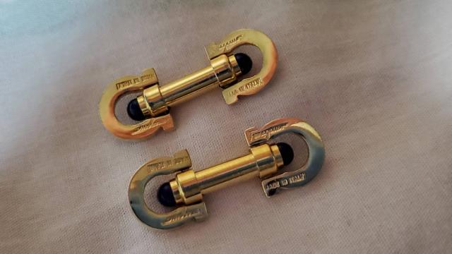 正規レア フェラガモ ガンチーニロゴ ロングシェイプカフス 金×青 カボションWボタン エンブレムアイコン < ブランド  正規レア フェラガモ ガンチーニロゴ ロングシェイプカフス 金×青 カボションWボタン エンブレムアイコン < ブランドの