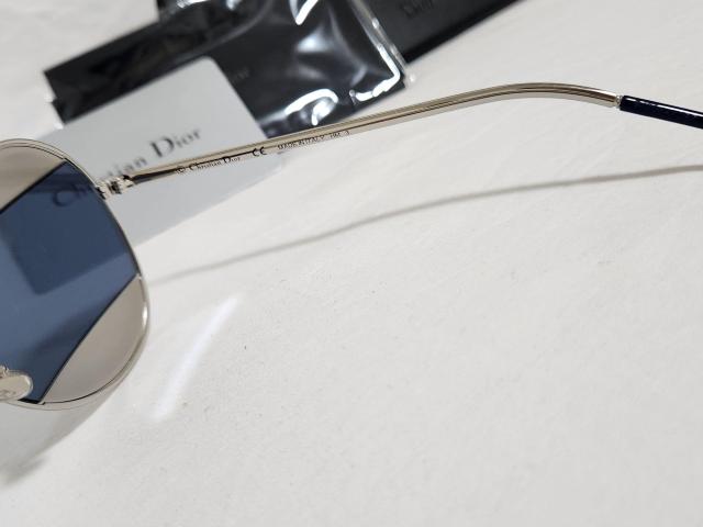 正規良 Dior CDロゴ ティアドロップ パイロット サングラス 青 メタルシルバー CDロゴ ミラーコンビ アイウェア 付属有 < ブランド  正規良 Dior CDロゴ ティアドロップ パイロット サングラス 青 メタルシルバー CDロゴ ミラーコンビ アイウェア 付属有 < ブランドの