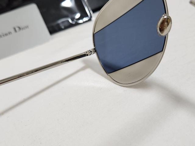 正規良 Dior CDロゴ ティアドロップ パイロット サングラス 青 メタルシルバー CDロゴ ミラーコンビ アイウェア 付属有 < ブランド  正規良 Dior CDロゴ ティアドロップ パイロット サングラス 青 メタルシルバー CDロゴ ミラーコンビ アイウェア 付属有 < ブランドの