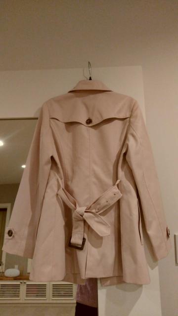 薄ピンク トレンチコート ダブルボタン Mサイズ < 女性ファッション  薄ピンク トレンチコート ダブルボタン Mサイズ < 女性ファッションの
