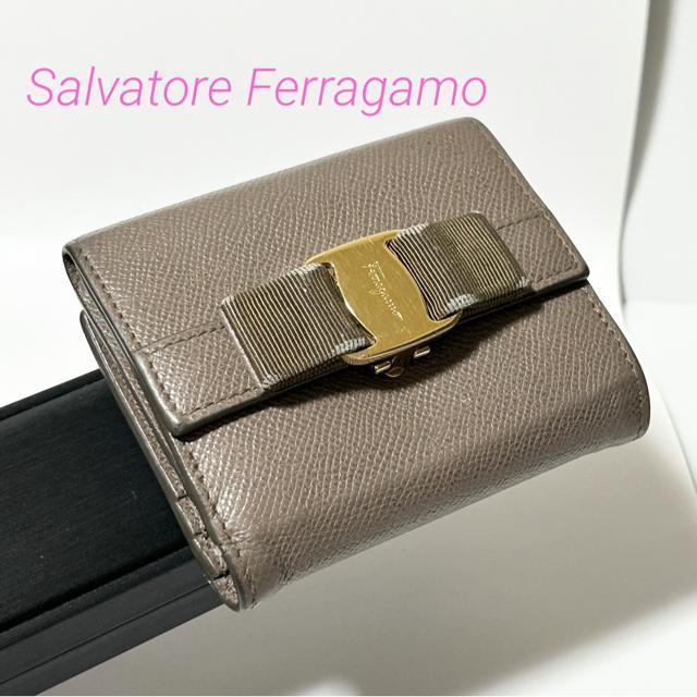 Salvatore Ferragamo フェラガモ ヴァラ リボン レザー 二つ折り 財布 グレージュ < ブランド  Salvatore Ferragamo フェラガモ ヴァラ リボン レザー 二つ折り 財布 グレージュ  < ブランドの