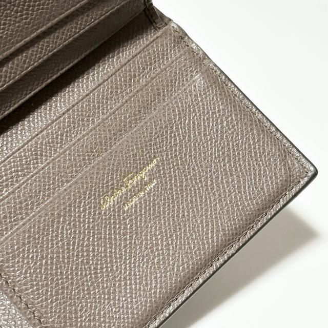 Salvatore Ferragamo フェラガモ ヴァラ リボン レザー 二つ折り 財布 グレージュ < ブランド  Salvatore Ferragamo フェラガモ ヴァラ リボン レザー 二つ折り 財布 グレージュ < ブランドの