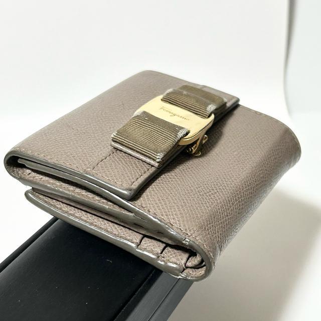Salvatore Ferragamo フェラガモ ヴァラ リボン レザー 二つ折り 財布 グレージュ < ブランド  Salvatore Ferragamo フェラガモ ヴァラ リボン レザー 二つ折り 財布 グレージュ < ブランドの