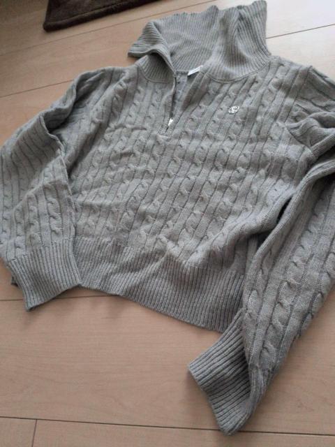 グレーのケーブルニット ハーフジップセーター < 女性ファッション グレーのケーブルニット ハーフジップセーター < 女性ファッションの