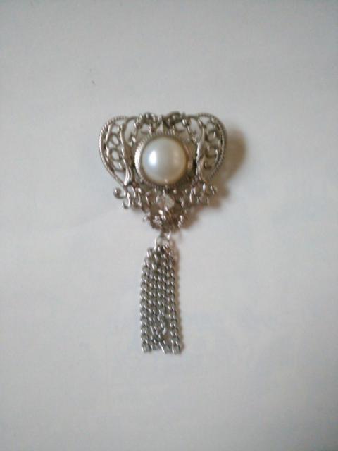 ☆ブローチ シルバー色 横4p 長さ7p 中古品   < 女性アクセサリー/時計  ☆ブローチ シルバー色 横4p 長さ7p 中古品    < 女性アクセサリー/時計の