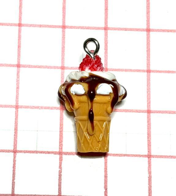340 美味しそうなソフトクリーム 1個 アイスクリーム スイーツ チョコ イチゴ 苺 樹脂パーツ チャーム < ペット/手芸/園芸 340 美味しそうなソフトクリーム 1個 アイスクリーム スイーツ チョコ イチゴ 苺 樹脂パーツ チャーム < ペット/手芸/園芸の