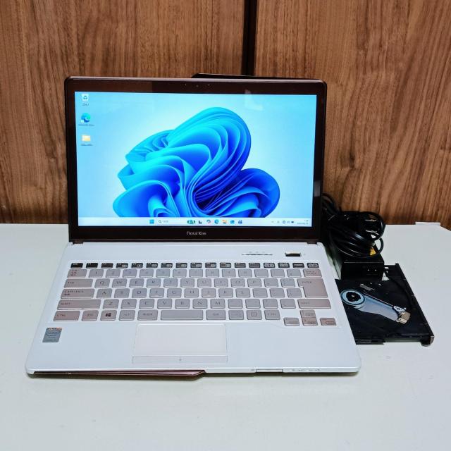 �m�[�g�p�\�R�� LIFEBOOK Corei5 ������8GB SSD256GB �^�b�`�p�l�� Web�J���� Windows11 �� PC�{��/���Ӌ@��� 