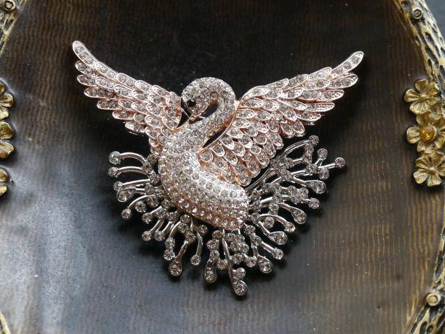 新品アンティーク調きらきらストーン白鳥ブローチ < 女性アクセサリー/時計 新品アンティーク調きらきらストーン白鳥ブローチ < 女性アクセサリー/時計の
