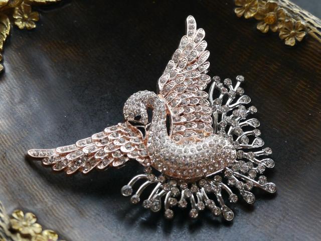 新品アンティーク調きらきらストーン白鳥ブローチ < 女性アクセサリー/時計 新品アンティーク調きらきらストーン白鳥ブローチ < 女性アクセサリー/時計の