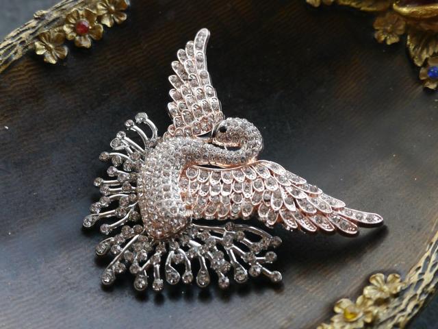 新品アンティーク調きらきらストーン白鳥ブローチ < 女性アクセサリー/時計 新品アンティーク調きらきらストーン白鳥ブローチ < 女性アクセサリー/時計の