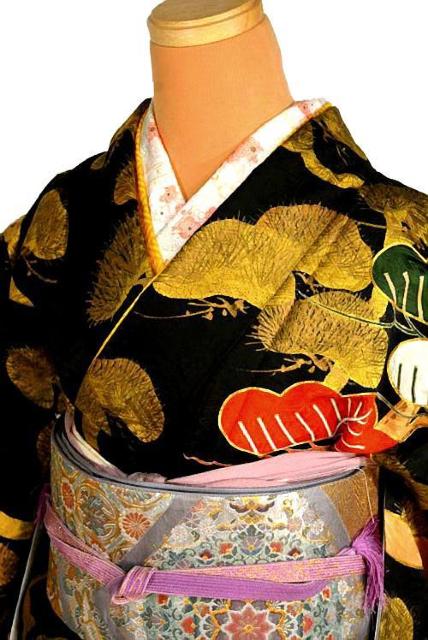 振袖 中古 最高峰 美品 金彩 金駒シシュウ 松尽くし 1つ紋 クリーニング済 身丈163cm 裄丈68cm 正絹 T3651 < 女性ファッション  振袖 中古 最高峰 美品 金彩 金駒シシュウ 松尽くし 1つ紋 クリーニング済 身丈163cm 裄丈68cm 正絹 T3651 < 女性ファッションの