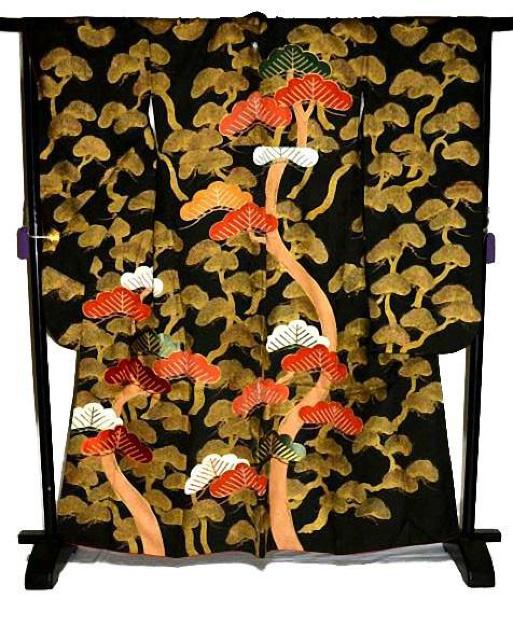 振袖 中古 最高峰 美品 金彩 金駒シシュウ 松尽くし 1つ紋 クリーニング済 身丈163cm 裄丈68cm 正絹 T3651 < 女性ファッション  振袖 中古 最高峰 美品 金彩 金駒シシュウ 松尽くし 1つ紋 クリーニング済 身丈163cm 裄丈68cm 正絹 T3651 < 女性ファッションの