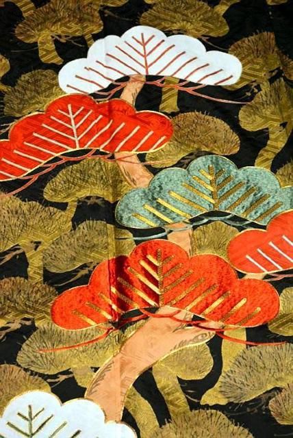 振袖 中古 最高峰 美品 金彩 金駒シシュウ 松尽くし 1つ紋 クリーニング済 身丈163cm 裄丈68cm 正絹 T3651 < 女性ファッション  振袖 中古 最高峰 美品 金彩 金駒シシュウ 松尽くし 1つ紋 クリーニング済 身丈163cm 裄丈68cm 正絹 T3651 < 女性ファッションの