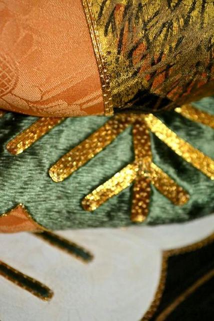 振袖 中古 最高峰 美品 金彩 金駒シシュウ 松尽くし 1つ紋 クリーニング済 身丈163cm 裄丈68cm 正絹 T3651 < 女性ファッション  振袖 中古 最高峰 美品 金彩 金駒シシュウ 松尽くし 1つ紋 クリーニング済 身丈163cm 裄丈68cm 正絹 T3651 < 女性ファッションの