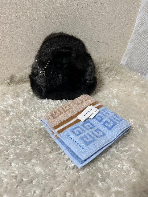 新品タグ付きGIVENCHYタオルハンカチ& SONIA RYKIELバック風フェイクファーポーチ < ブランド 新品タグ付きGIVENCHYタオルハンカチ& SONIA RYKIELバック風フェイクファーポーチ < ブランドの