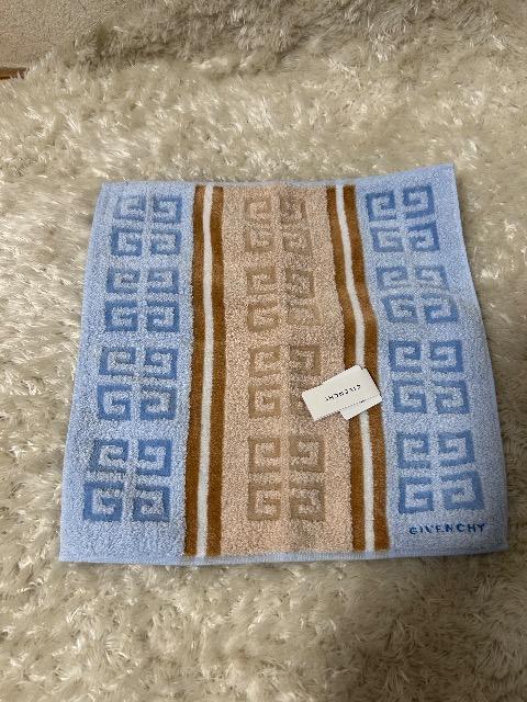 新品タグ付きGIVENCHYタオルハンカチ& SONIA RYKIELバック風フェイクファーポーチ < ブランド 新品タグ付きGIVENCHYタオルハンカチ& SONIA RYKIELバック風フェイクファーポーチ < ブランドの