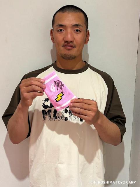 広島東洋カープ】矢野 雅哉選手 直筆サイン入りリストバンド(片方のみ
