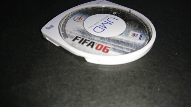 PSP FIFA06 / ケース・解説書・アンケートハガキ付き サッカー < ゲーム本体/ソフト  PSP FIFA06 / ケース・解説書・アンケートハガキ付き サッカー < ゲーム本体/ソフトの
