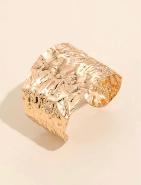 SALE セール【新品未使用】大振り●メタルバングル●金 ゴールド●ブレスレット●コーディネートのアクセントに♪●バングル < 女性アクセサリー/時計 SALE セール【新品未使用】大振り●メタルバングル●金 ゴールド●ブレスレット●コーディネートのアクセントに♪●バングル < 女性アクセサリー/時計の