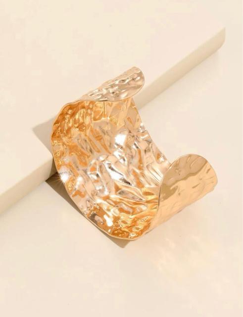 SALE セール【新品未使用】大振り●メタルバングル●金 ゴールド●ブレスレット●コーディネートのアクセントに♪●バングル < 女性アクセサリー/時計 SALE セール【新品未使用】大振り●メタルバングル●金 ゴールド●ブレスレット●コーディネートのアクセントに♪●バングル < 女性アクセサリー/時計の