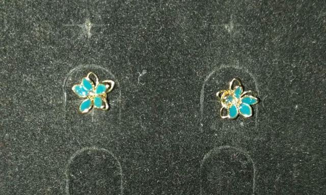 新品 フラワーモチーフスタッドピアス ゴールド×グリーン系 < 女性アクセサリー/時計 新品 フラワーモチーフスタッドピアス ゴールド×グリーン系 < 女性アクセサリー/時計の