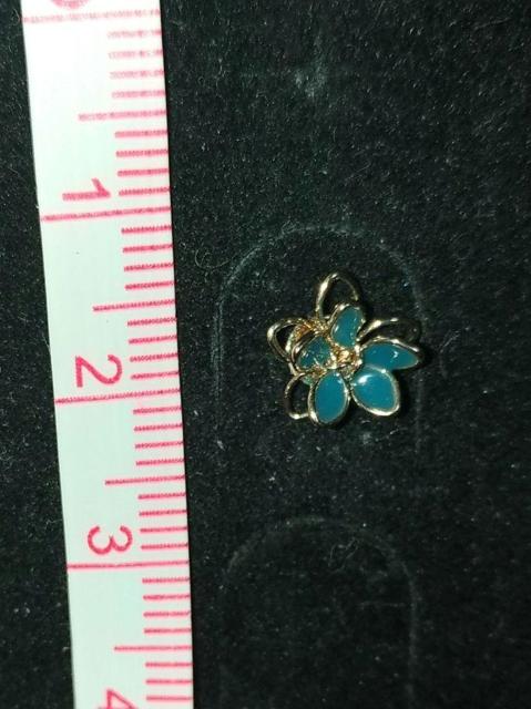 新品 フラワーモチーフスタッドピアス ゴールド×グリーン系 < 女性アクセサリー/時計 新品 フラワーモチーフスタッドピアス ゴールド×グリーン系 < 女性アクセサリー/時計の