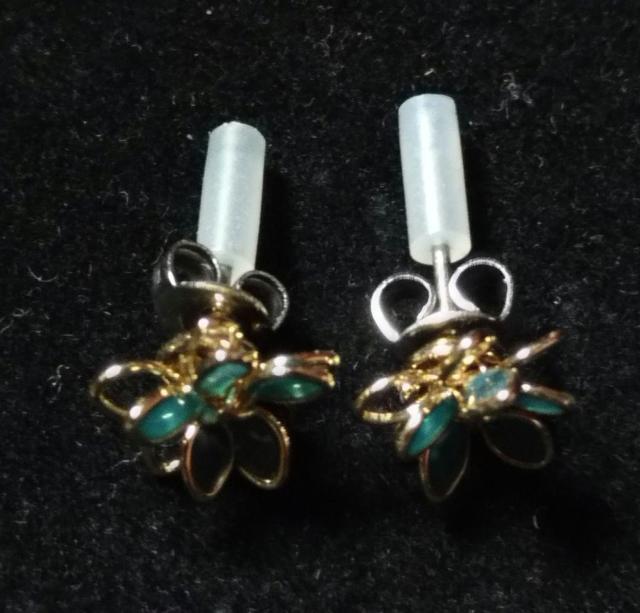 新品 フラワーモチーフスタッドピアス ゴールド×グリーン系 < 女性アクセサリー/時計 新品 フラワーモチーフスタッドピアス ゴールド×グリーン系 < 女性アクセサリー/時計の