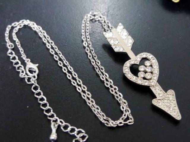 新品 ゴスロリ姫系アンティーク調ストーン付き矢のネックレス < 女性アクセサリー/時計  新品 ゴスロリ姫系アンティーク調ストーン付き矢のネックレス < 女性アクセサリー/時計の