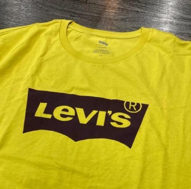 【新品】リーバイス Tシャツ 半袖 イエロー ※メンズ サイズL < 男性ファッション  【新品】リーバイス Tシャツ 半袖 イエロー ※メンズ サイズL < 男性ファッションの