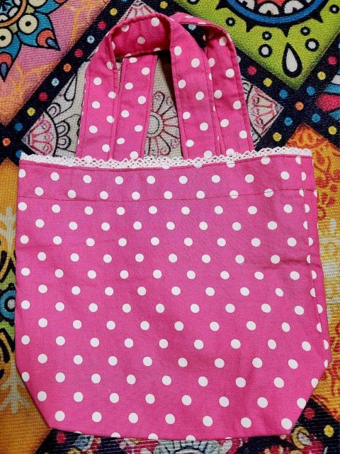 �s���N�F���n�ɔ��F�̐��ʖ͗l�̏����ȉ����o�b�N�ɔ��F�̃��[�X��t�����o�b�N�ł��B  �� �y�b�g/��|/���|�� 