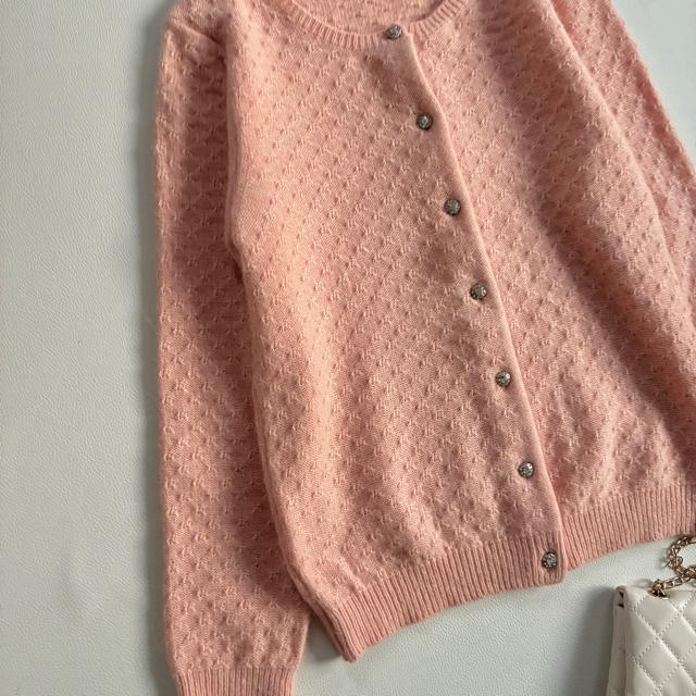 ◆未使用級◆any sis◆アンゴラ混ビジューボタンカーディガン◆ふわふわ◆M < ブランド ◆未使用級◆any sis◆アンゴラ混ビジューボタンカーディガン◆ふわふわ◆M < ブランドの